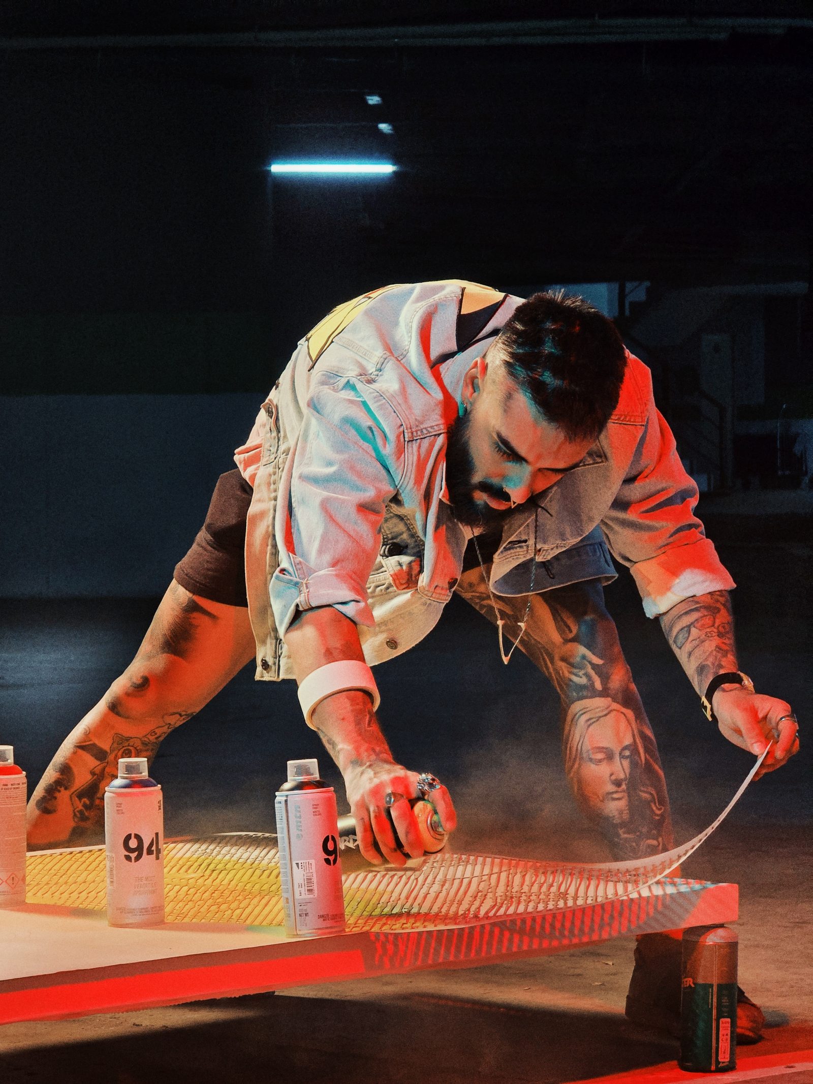 Arlex Campos hand-painting a piece with spray paint